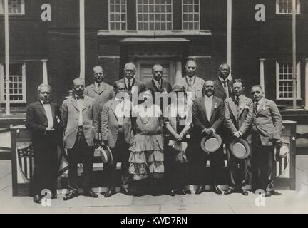 Dreizehn afrikanischen amerikanischen Teilnehmer an einem Kongress in Philadelphia in den 1920er Jahren. Gruppe schließt Mary Ovington, W.E.B. Du Bois, und Walter Weiss, 5., 6. und 7. von links in der ersten Zeile. In der zweiten Sitzreihe, zwischen den Frauen, ist James Weldon Johnson. (BSLOC 2015 16 145) Stockfoto