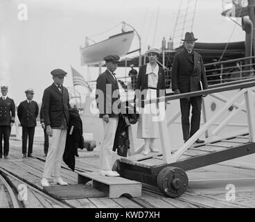 Präsident Calvin Coolidge, seine Frau Grace, und Söhne John und Calvin jr., Vorstand der Mayflower. Sept. 15, 1923. Die frugal Coolidge genossen den ungewohnten Luxus Segeln auf der Presidential Yacht. (BSLOC 2015 16 20) Stockfoto