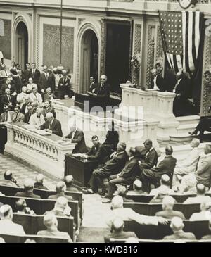 Warren Harding sprechen in das Repräsentantenhaus, Ca. 1920-21. Hinter ihm, auf dem Siegerpodest Lautsprecher sind VP Thomas Marschall und House Speaker Frederick Gillett. Wahrscheinlich bei Harding war Präsident elect von November 1920 bis Februar 1921. (BSLOC 2015 16 250) Stockfoto