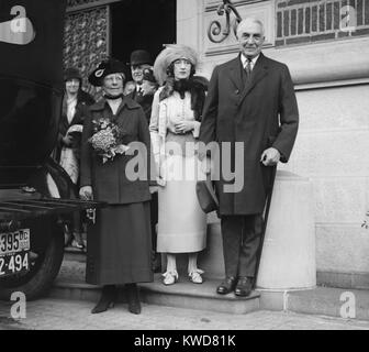 Präsident elect Warren Harding mit seiner Frau, Florenz (links), und Evalyn Walsh McLean. Florenz war beste Freunde mit Evalyn, wer der Eigentümer der WASHINGTON POST, Ned McLean verheiratet war, und Herrin des Hope Diamanten. November 1920 bis Februar 1921. (BSLOC 2015 16 3) Stockfoto