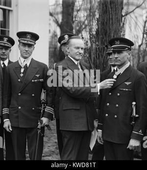 Präsident Calvin Coolidge Award Ehrenmedaille der Flyer Adm. Richard Byrd (links) und Floyd Bennett. Am 9. Mai 1926 flogen sie von Spitzbergen (Svalbard) zum Nordpol und zurück in einer Fokker F-VIIa/3 m Tri-motor Eindecker, über 1.360 Meilen in 15-und-ein-halb Stunden. (BSLOC 2015 16 33) Stockfoto