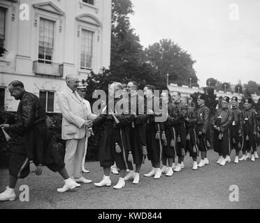 Präsident Warren Harding grüßt der Aladdin Shriners von Columbus, Ohio, Juni 6, 1923. Die aladdins waren ein Freimaurer brüderlichen Gruppe mit orientalistischen Titel und Kostüme gestaltet. (BSLOC 2015 16 8) Stockfoto