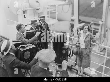 Susanne Lenglen, französische Tennisspielerin für Fotografen am Ocean Liner in New York City posieren. 1920er-Jahre. (BSLOC 2015 17 104) Stockfoto