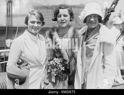 1924 Olympiasieger Aileen Riggin, Gertrude Ederle, und Helen Wainwright. Riggin gewann den silbernen Metall im Kunstspringen und Bronze im 100-Meter Rücken. Ederle gewann Gold für die 4×100 Meter Freistilstaffel. Wainwright gewann die Silbermedaille im 400-Meter-freistil. (BSLOC 2015 17 137) Stockfoto