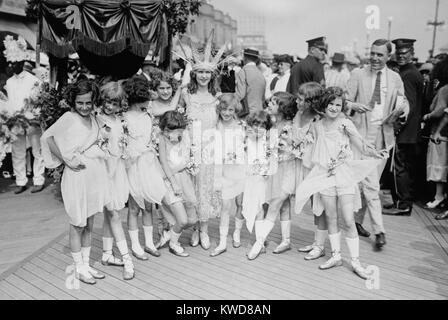 Margaret Gorman, der ersten Miss Amerika von 1921. Sie wird von den garlanded junge Mädchen auf der überfüllten Boardwalk in Atlantic City, N.J. begleitet (BSLOC 2015 17 207) Stockfoto