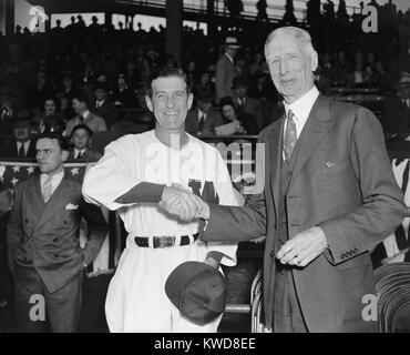 Baseball Manager Bucky Harris (links) und Connie Mack, 18. April 1938. Sie waren beim Saisonauftakt in Griffith Stadium zwischen dem Washington Senatoren und Mack's Philadelphia Athletik. (BSLOC 2015 17 51) Stockfoto