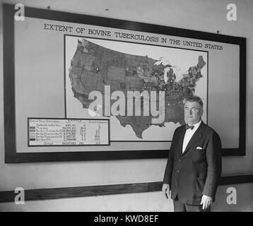 Dr. J. A. Kierman vorangegangen Tuberkulose Tilgung in den USA Abt. der Landwirtschaft. Sept. 17, 1924. Die dunkelsten Grafschaften auf der Karte sind die Infektionsraten bei über 15 % der Menschen, die mit der Kuh arbeitete übertragen werden könnte, oder ihr Fleisch Tuberkulin, oder Ihre nicht pasteurisierter Milch trank. (BSLOC 2015 16 101) Stockfoto