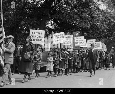 Kinder- Kreuzzug für die Amnestie für die politischen Gefangenen für Anti-World Krieg 1 Protest. 1922 in Washington D.C. marschierten mit Zeichen lesen, "Vier Jahre, da sah ich meinen Papa,' und 'Debs ist frei, wer nicht mein Papi?" (BSLOC 2015 16 119) Stockfoto