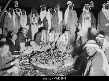 Gene Tunney und Frau Polly Lauder Tunney bei Beduinen Camp mit Sheik Majid, März 1931. Die ehemalige heavyweight Champion aus Boxen, wenn das Paar heiratete 1928 in den Ruhestand. (BSLOC 2015 17 79) Stockfoto