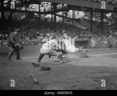 Washington Senatoren" Goose Goslin Folien sicher in Home, 15. August 1925. New York Yankees' catcher Wally Schan erreicht für Baseball, die zu spät für die Herauskam. August 15, 1925. (BSLOC 2015 17 8) Stockfoto