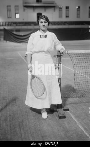 Molla Bjurstedt an 1915 Frauen National Indoor Tennis Turnier NYC. Neu aus Norwegen ankamen, Bjurstedt besiegte Titelverteidiger Marie Wagner an der siebten Regiment Armory, New York City. (BSLOC 2015 17 90) Stockfoto