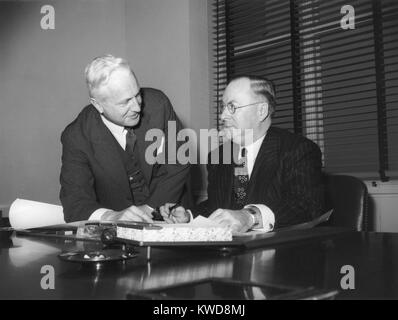 War Production Board Führer beaufsichtigte industrielle Planung in WW2. Production Division Director W. H. Harrison (links), und Vorsitzender, Donald M. Nelson (rechts). Nelson's 1946 Buch ARSENAL DER DEMOKRATIE von US-industriellen Mobilisierung Aufwand bei der Welt W (BSLOC 2016 7 23) sagte Stockfoto