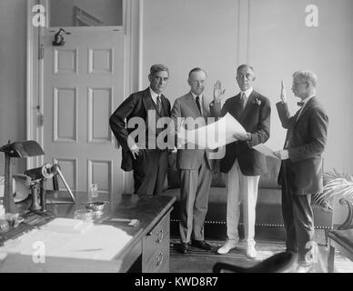 Campbell Bascom Slemp als Sekretär des Präsidenten Calvin Coolidge, Sept. 4, 1923 vereidigt. Slemp war sechs - Zeit Kongreßabgeordnete von Virginia's 9th Congressional District von 1907 bis 1923. L-R: Georg Christian, Sec. Zu den späten Pres Harding; Pres. Coolidge; Bascom Slemp; Nicht identifizierte. (BSLOC 2015 16 18) Stockfoto