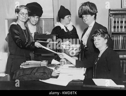 Executive committee der Nationalen Liga der weiblichen Wähler in 1924. L-R: Elisabeth Hauser, Katherine Ludington, Ruth Morgan, Belle Sherwin, und Maud Holz Park. Später umbenannt in "Liga der weiblichen Wähler', es wurde 1920 von Carrie Chapman Catt gegründet, um neu aktivbürgerschaft Frauen ihre Verantwortungen wahrnehmen als Wähler. (BSLOC 2015 16 193) Stockfoto