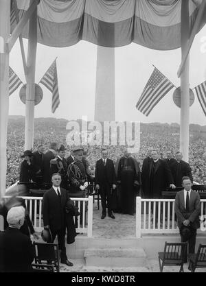 President Coolidge mit Erzbischof William O'Connell, Erzbischof von Boston, Sept. 21, 1924. Sie sind einer der Lautsprecher Plattform an der Parade des heiligen Namens der Gesellschaft, ist eine römisch-katholische Männer der Brüderlichkeit. Auch auf der Überprüfung sind: Erzbischof Curley (BSLOC 2016 8 126) Stockfoto