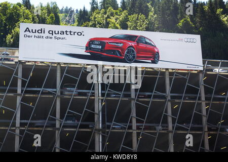 SCHLADMING, Österreich - 15 August: Audi quattro Auto Poster auf Parkhaus am 15. August 2017 in Schladming. Audi startet die Ausbildung seiner Mitarbeiter Stockfoto