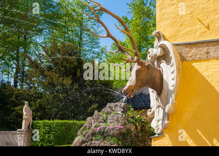 Ein Hirschkopf trick Brunnen in der Jeux d'Eau von Schloss Hellbrunn in Salzburg, Österreich. Stockfoto