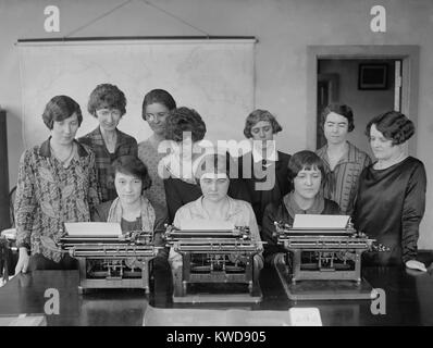 Junge Arbeitnehmerinnen am Büro der Luftfahrt in einem maschinenschreiben Wettbewerb. April 15, 1926. (BSLOC 2015 16 223) Stockfoto