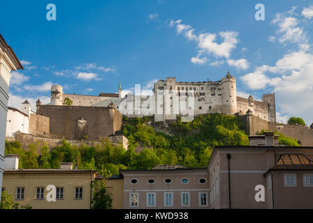 Die Festung Hohensalzburg, die auf den Festungsberg in Salzburg, Österreich sitzt. Stockfoto