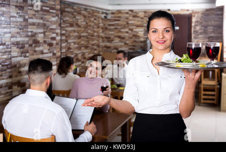 Lächelnden jungen Frau Kellner zeigen Land Restaurant Besucher Stockfoto