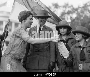 First Lady Grace Coolidge begeistert Proben Girl Scout Cookies. Oktober 17, 1923. (BSLOC 2015 16 41) Stockfoto