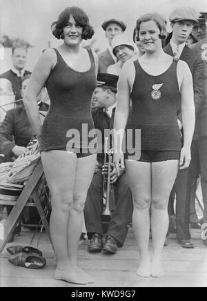 Aileen Riggin, Olympische Tauchen Champion und Schwimmer Gertrude Ederle. Beide gewonnen Medaillen bei den Olympischen Sommerspielen 1924 in Paris. (BSLOC 2015 17 134) Stockfoto