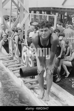 Johnny Weissmuller zu wettbewerbsfähigen schwimmen Veranstaltung in den 1920er Jahren. Nachdem sie fünf olympischen Goldmedaillen und einer Bronzemedaille bei den Olympischen Spielen 1924-1928, gründete er ein zweites Mal Ruhm durch das Spielen von Tarzan in den Filmen der 1930er und 1940er Jahre. (BSLOC 2015 17 140) Stockfoto