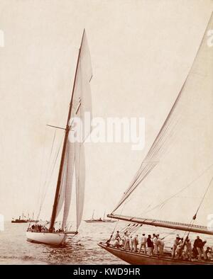 America's Cup Yacht Race im Jahr 1901. J. Pierpont Morgan's Syndicate COLUMBIA wurde herausgefordert von Thomas Lipton SHAMROCK II (rechts). (BSLOC 2015 17 147) Stockfoto