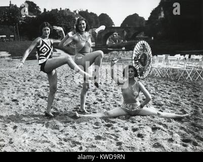 Akrobatische französische Frauen stellen in den neuesten modischen Badeanzügen auf dem Sand Strand von Dieppe. Ca. 1925. (BSLOC 2015 17 202) Stockfoto