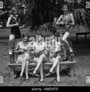 Frauen in Badeanzügen posieren spielen Ukulelen. Washington, D.C., Nähe, 9. Juli 1926. (BSLOC 2015 17 204) Stockfoto