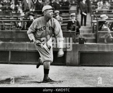 Babe Ruth als linke Krug für die Boston Red Sox übergeben. Ca. 1914-19. (BSLOC 2015 17 21) Stockfoto