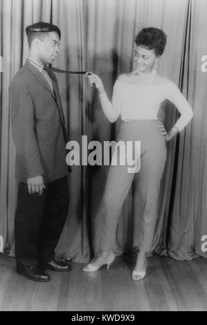 Ethel Ayler und Melvin Stewart, als Zirata und Einfach EINFACH HIMMLISCH, von Langston Hughes. Juni 1957. Portrait von Carl Van Vechten. (BSLOC 2015 17 228) Stockfoto