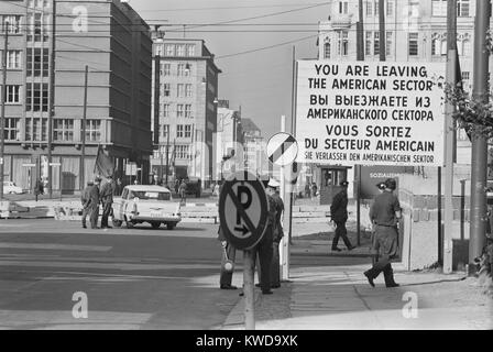 Grenzübergang in West Berlin, mit der Aufschrift "Sie verlassen den amerikanischen Sektor" sind in vier Sprachen. Oktober 1961. Udssr provoziert die Berliner Krise 1961 durch den Rückzug der westlichen Streitkräfte von West Berlin. Wenn sie sich weigerten, die DDR die Berliner Mauer errichtet. (BSLOC 2015 17 232) Stockfoto