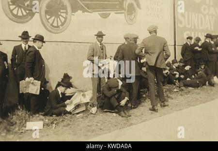 Dodgers Baseball Fans warten in Linie an Ebbets Field vor einem World Series game, Oktober 6, 1920. Die Cleveland Indians schlagen die Brooklyn Schwindler in sieben Spielen. (BSLOC 2015 17 3) Stockfoto