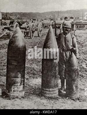 Weltkrieg 1. Französische schwere Waffe, oder Haubitze, High explosive Geschosse, L bis R: Ein 420 mm (16,5-Zoll) Shell, Gewicht 2350 kg; 360-mm (14-Zoll) Shell, Gewicht 1400 kg; und ein 305 mm (12 Zoll) Shell, Gewicht 850 lb. (BSLOC 2013 1 121) Stockfoto