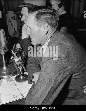 Pensionierte Baseball star Walter Johnson Aufruf das Spiel durch Spielen auf Washingtons CBS-station, WJSV, 22. April 1939. (BSLOC 2015 17 41) Stockfoto