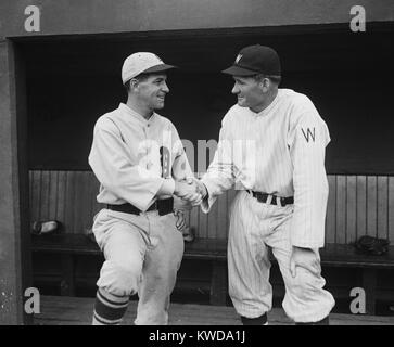 Ehemalige Mannschaftskameraden Walter Johnson und Bucky Harris treffen als Manager der gegnerischen Baseballteams. Der Bucky Detroit Tiger spielten gegen Johnson Washingtons Senatoren, 6. Juni 1929. (BSLOC 2015 17 42) Stockfoto