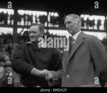 Baseball Manager Walter Johnson (links) und Connie Mack, 17. April 1929. Sie waren beim Saisonauftakt in Griffith Stadium zwischen dem Washington Senatoren und Mack's Philadelphia Athletik. (BSLOC 2015 17 50) Stockfoto