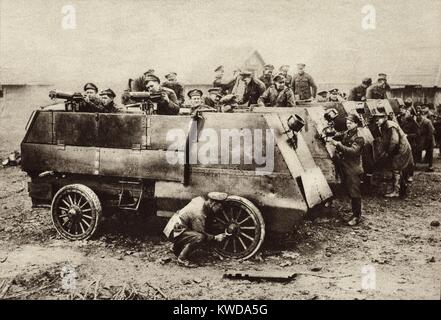 Weltkrieg 1 gepanzerte Fahrzeuge. Gunners und Mechanik der Kanadischen Motor Maschine Loslösung Reinigung Ihre gepanzerte Fahrzeuge nach einer erfolgreichen Aktion an der Somme. 1917-18 Ca. (BSLOC 2013 1 163) Stockfoto