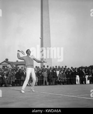 Bill Tilden, tennis Champion auf die städtischen Gerichte, Washington, D.C., 6. Mai 1926. Zuschauer verfolgen von der Seitenlinie aus mit dem Washington Monument im Hintergrund. (BSLOC 2015 17 96) Stockfoto