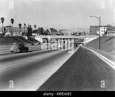 Staufreie 8 spurigen Autobahn in Südkalifornien, Sept. 1956. Los Angeles soll umfassenden Freeway Plan für Los Angeles 1947, mit San Diego bald folgenden. Der Bau begann in den frühen 1950er Jahren, die reichlich Platz für Motor v (BSLOC 2016 7 39) Stockfoto