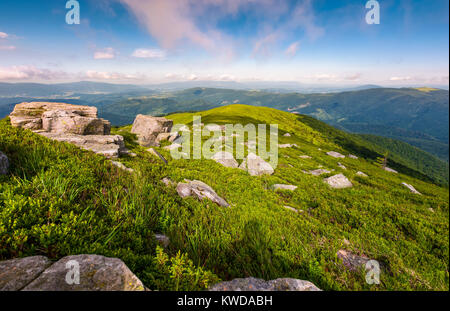 Grasbewachsene Hänge und Felsen bergrücken am Nachmittag. schönen Sommer Landschaft der Runa Berg der ukrainischen Karpaten Stockfoto