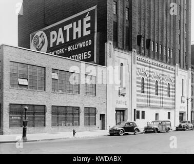 Die Pathé Gebäude an der 105 East 106th Street, New York City, C. 1925. 1908 Pathé erfand die Wochenschau in Kinos (BSLOC 2016 8 162) angezeigt. Stockfoto