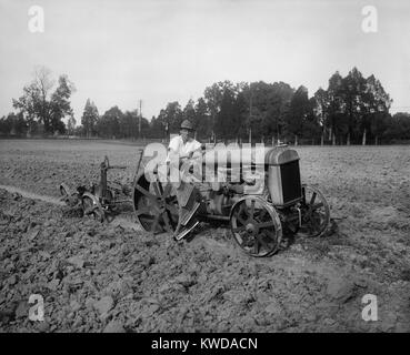 Bügeleisen mit Rädern "fordson" wurde von einem Verbrennungsmotor angetrieben, C. 1925. Henry Ford produzierte seine erste benzinbetriebene Traktor 1907 und nannte es "automobil Pflug" (BSLOC 2016 8 3). Stockfoto