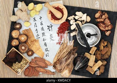 Chinesische Akupunktur Nadeln und moxa Sticks in moxibustion Therapie mit Kräutern und Kalligraphie Skript auf Reis papier verwendet. Stockfoto