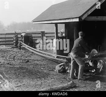 Ford Modell Traktor einschalten ein riemenantrieb Saw Mill, 1925. Vor der ländlichen Elektrifizierung Traktoren erregt viele Maschinen auf amerikanischen Farmen (BSLOC 2016 8 4) Stockfoto