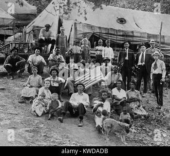 Markante union Bergarbeiter und ihre Familien leben in Zelten, lecken Creek, West Virginia, 12. April 1922. Schwarze und weiße Stürmer wurden von ihren Unternehmen Häuser geräumt und zog in Kohle lagern, die von der Union unterstützt. Hält eine Frau eine amerikanische Flagge (BSLOC 2016 8 44) Stockfoto