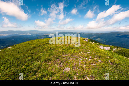 Grasbewachsene Hänge und Felsen bergrücken am Nachmittag. schönen Sommer Landschaft der Runa Berg der ukrainischen Karpaten Stockfoto