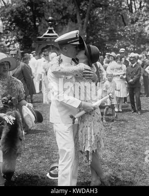 Marine Ensign Clyde Roberts küssen Ann verspätet nach Beginn Übungen in Annapolis, Maryland. Das Paar scheint nichts, Familien und Freunde von Annapolis Absolventen im Hintergrund (BSLOC 2016 10 101) Stockfoto