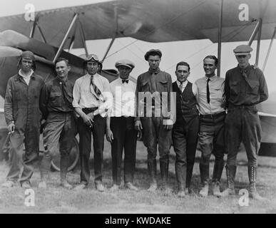 Charles Lindbergh mit sieben anderen Männern, vor Doppeldecker, Lambert-St. Louis, 1923. Lindbergh war dann eine 21 Jahre alte Flyer an Air Races, und dann beschlossen, an der Lambert zu bleiben als Ausbilder (BSLOC 2016 10 147) Stockfoto
